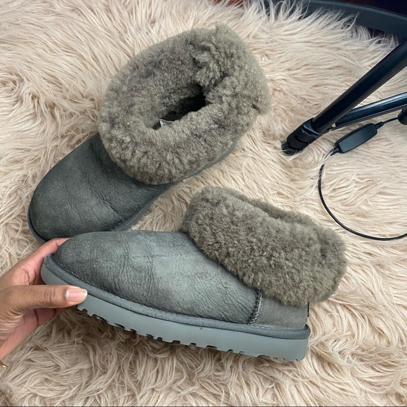Short Bailey Grey Uggs - Picture 1 of 5